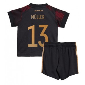 Tyskland Thomas Muller #13 Replika Babytøj Udebanesæt Børn VM 2022 Kortærmet (+ Korte bukser)